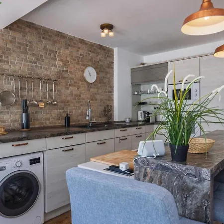 Seaside Flat In By Lovelystay *