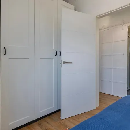 Seaside Flat In By Lovelystay דירה *