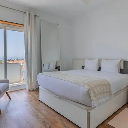 Seaside Flat In By Lovelystay Costa de Caparica